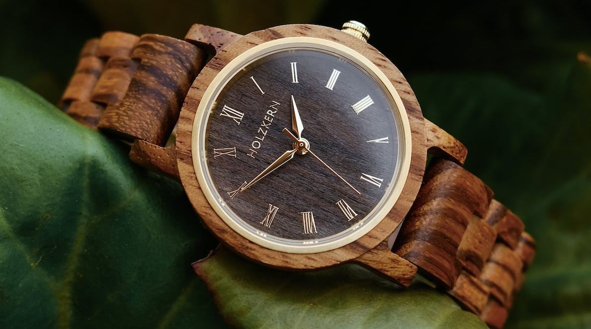 Holzkern Uhr und Schmuck bei PFEIFFER Schmuck Stein Design